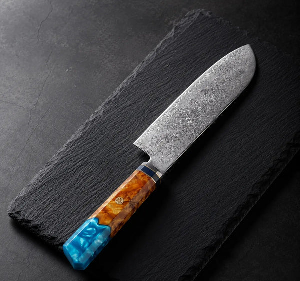 Couteau Santoku japonais premium Ryulys en acier de qualité d exception sur une planche à découper en bois avec des légumes émincés