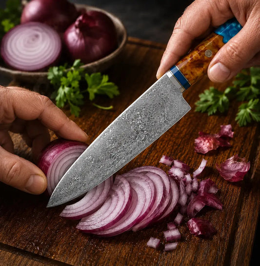 Technique de ciselage ultra-fin d'un oignon jaune sans larme avec un couteau japonais Santoku Ryulys affûté comme un rasoir