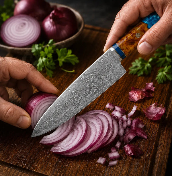 Technique de ciselage ultra-fin d'un oignon jaune sans larme avec un couteau japonais Santoku Ryulys affûté comme un rasoir