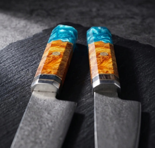 Gros plan sur les alvéoles protectrices d un couteau japonais Santoku Ryulys en acier damas coupant des tranches de légumes sans coller