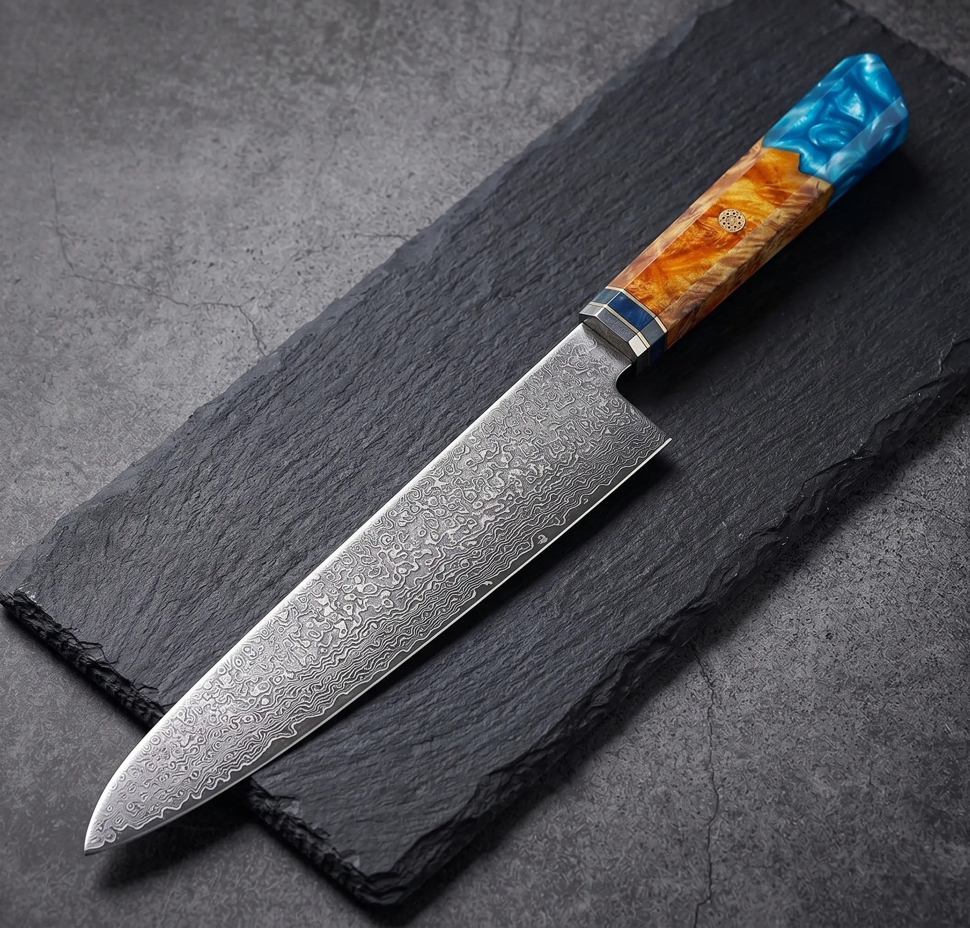 Pointe effilée et tranchant rasoir de la lame du couteau de chef Gyuto