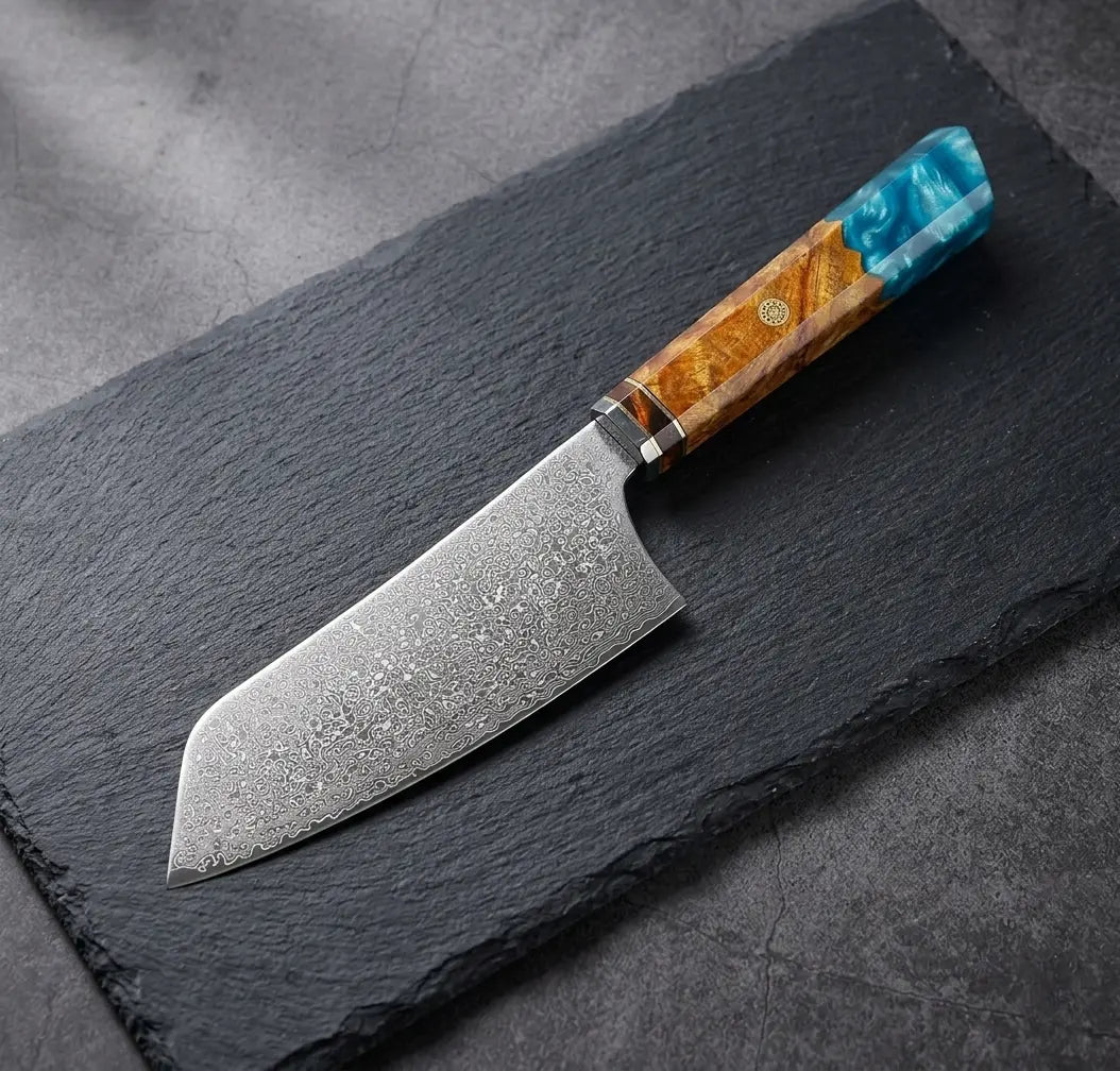 Détail de la pointe en biseau caractéristique du couteau japonais Bunka