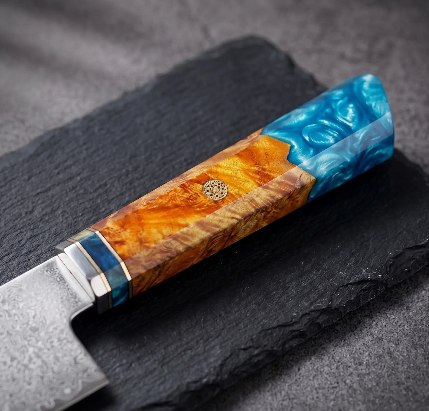 Prise en main sécurisée et équilibre parfait du couteau de chef japonais Ryulys
