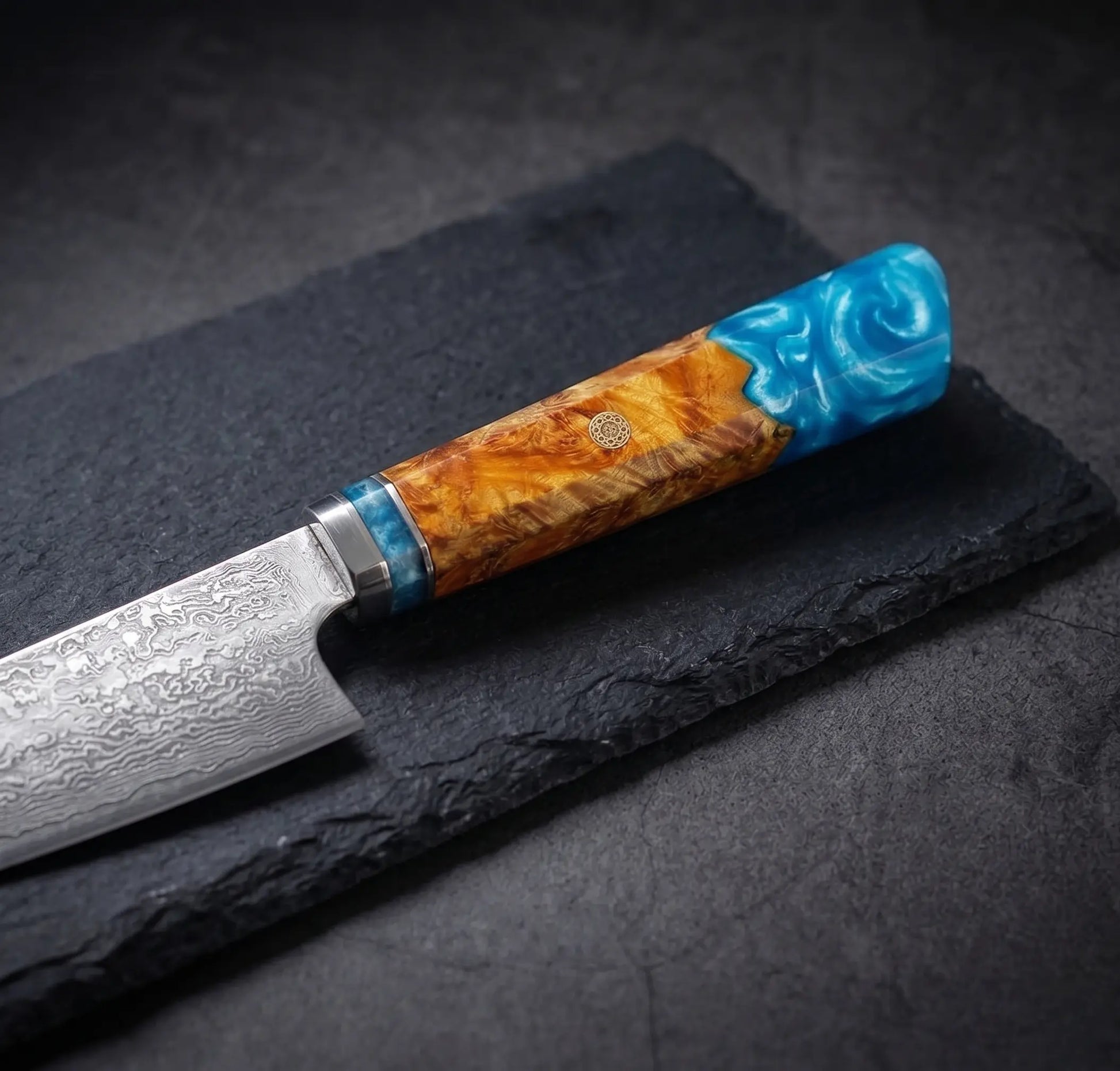Découpe chirurgicale et épluchage de légumes de précision avec le petit couteau d office japonais Ryulys au tranchant rasoir