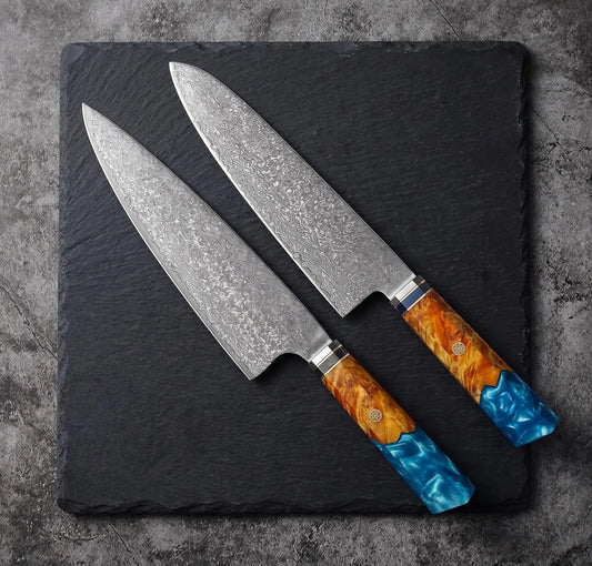 Les deux couteaux de cuisine du set utilisés simultanément sur une planche